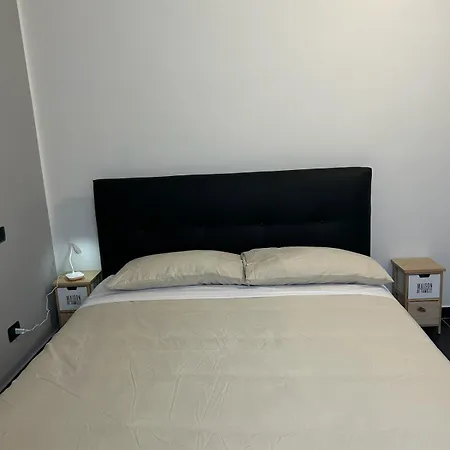 Caprotti 6 Apartman Magenta