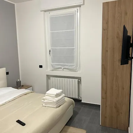 Caprotti 6 Apartment Magenta