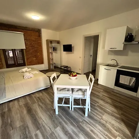 Caprotti 6 Apartment Magenta