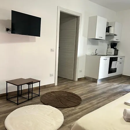 Caprotti 6 Apartment Magenta
