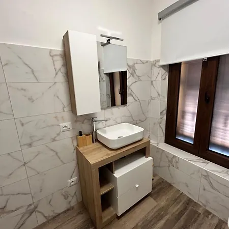 Caprotti 6 Apartment Magenta